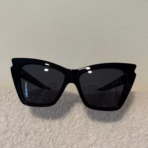 Le Specs ‘RAPTURE’ Chic Black Cat-Eye Sunglasses with Case and Cleaning Cloth